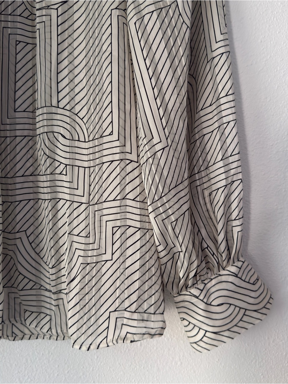 H&M Black and White STAND-UP COLLAR BLOUSE Geometric Design Fall Size large - Picture 2 of 9
